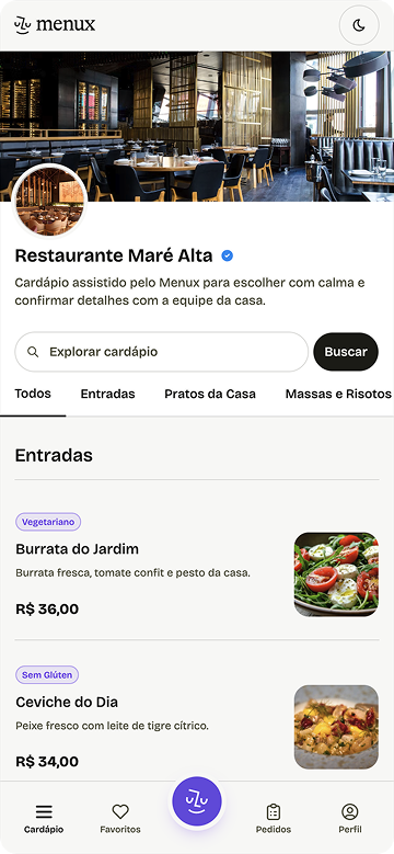 Cliente usando cardápio digital Menux com IA para escolher pedido na mesa